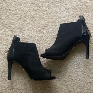 Jennifer Lopez Poca Black Bootie